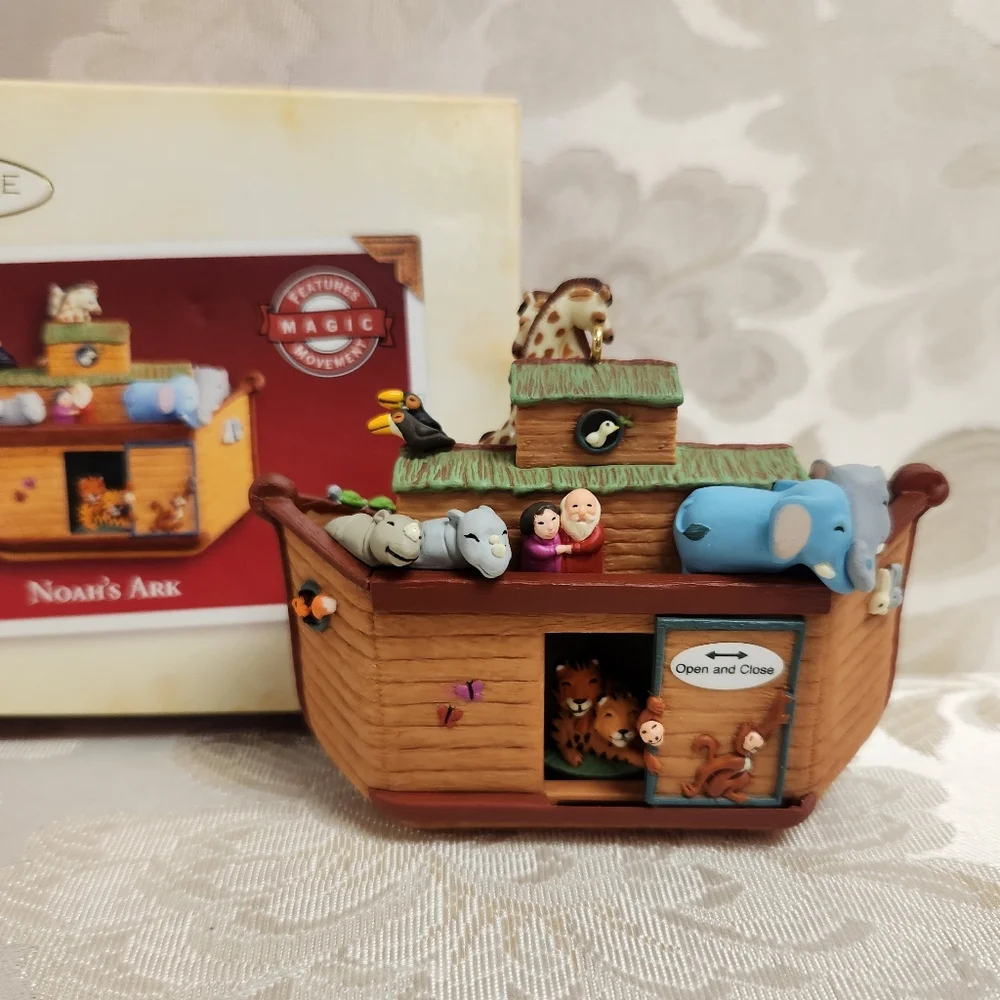 Hallmark Noahs Ark 2005 Keepsake ornament Magic Movement